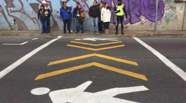 El nuevo cruce peatonal de La Comuna, al norte de Quito, funcionará entre 6 y 9 meses
