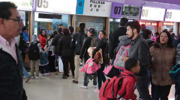 Los viajeros llegaron desde temprano a la terminal de Quitumbe. Foto: Alfredo Lagla / ÚN