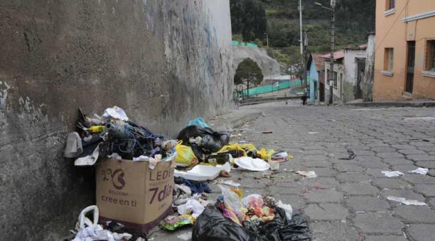 En los barrios de Quito, la basura se encuentra hasta el borde de los contenedores- Foto: Alfredo Lagla / ÚN