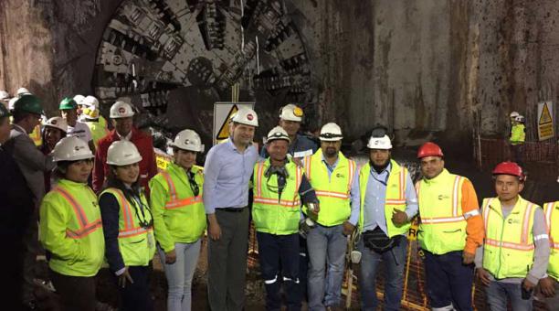 El alcalde Mauricio Rodas posa con los obreros y empleados de la Tuneladora La Carolina. Foto: Eduardo Terán / ÚN