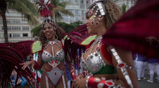 Las escuelas de samba trabajan contra el tiempo en su preparaciòn para el carnaval. Foto: AFP