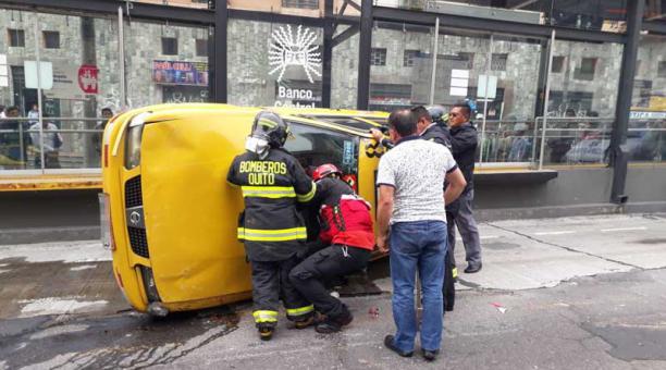 El taxi se volcó en la calle Guayaquil. Foto: Cortesía Angel Montoya