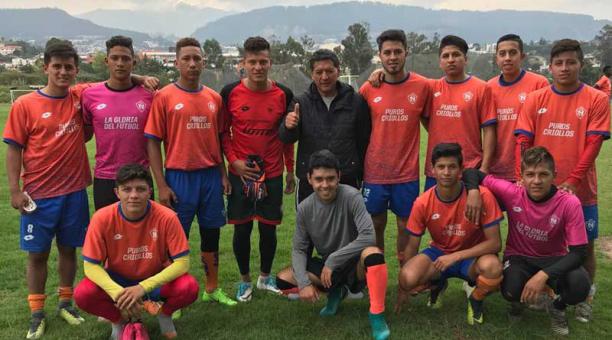 El entrenador Vizuete junto con los pelados de las divisiones juveniles. Foto: Fabián Alarcon / ÚN