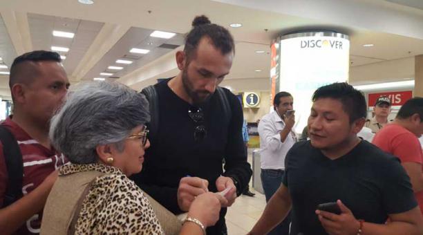 El ‘Pirata’ firmó autógrafos y se abrazó con la gente en la terminal aérea. Cortesía de Jaime Jaramillo