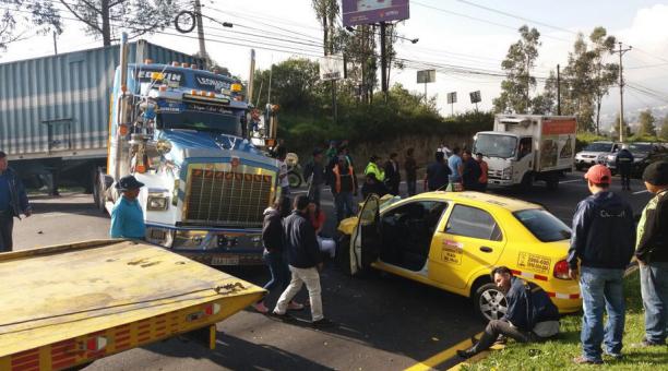 Un impacto frontal entre un taxi y un tráiler ocurrió en el puente 2 de la autopista Rumiñahui. Foto: @AutopistaGR