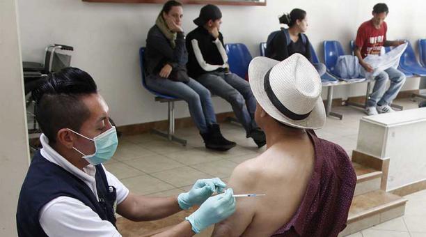 Desde el 5 de enero se realiza una campaña de vacunación ante el alto número de casos en Quito. Foto: ÚN