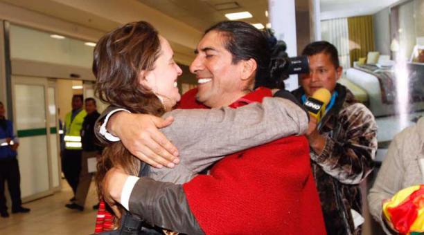 Manuela Picq a su llegada a Quito y su encuentro con Yaku Pérez. Foto: Eduardo Terán / ÚN