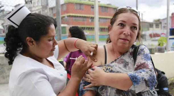 campaña de vacunacion contra la influenza para los grupos vulnerables en el dispensario medico de la Rumiñanui. Foto: Alfredo Lagla / ÚN