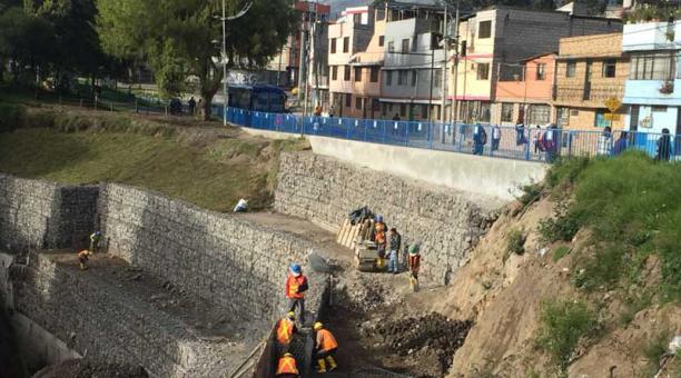El Municipio comenzó con un proceso de estabilización de tierras para evitar que las aguas del río Machángara continuaran hundiendo la calle Antonio Rodríguez. Foto: Eduardo Terán / ÚN