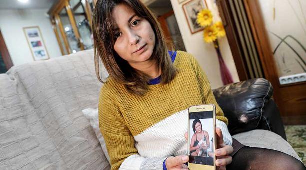 Tamara Salazar, hermana de Nathaly,  muestra la imagen de su hermana desaparecida a inicios de enero. Foto: EFE