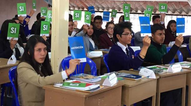 na guerrero / ÚN Miembros de los consejos estudiantiles de 10 establecimientos educativos recrean el funcionamiento de la Asamblea Nacional, en el Don Bosco de La Tola.