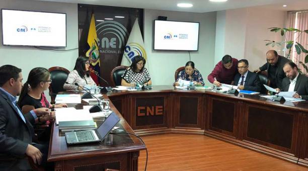 La reunión del Pleno del CNE se realizó la tarde de ayer en la sede principal de la entidad. Foto: Adriana Noboa / ÚN