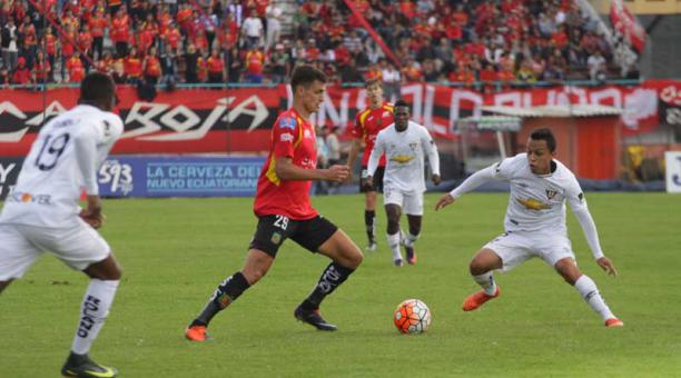 Deportivo Cuenca en acción ante Liga de Quito, en el campeonato 2017. Foto: Archivo