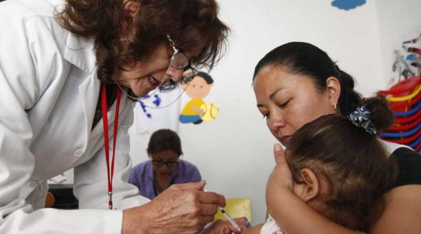 Las brigadas del ministerio de Salud visitan los barrios para inmunizar a las personas vulnerables. Foto: Galo Paguay / ÚN