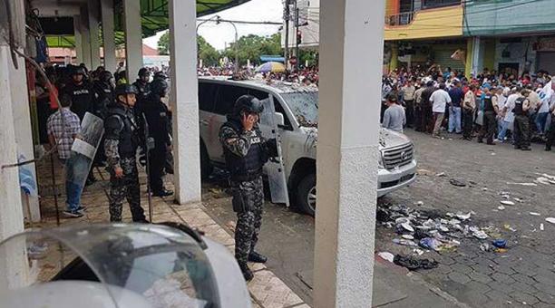 Los protestantes permanecieron en las afueras de Radio Magia, en Quinindé. Foto: cortesía
