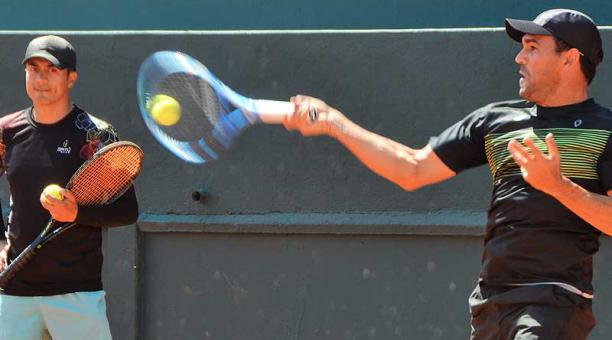 Víctor Estrella Burgos (derecha en la foto) ya se mueve en las canchas del club de tenis Jacarandá. Foto: prensa del ATP 250