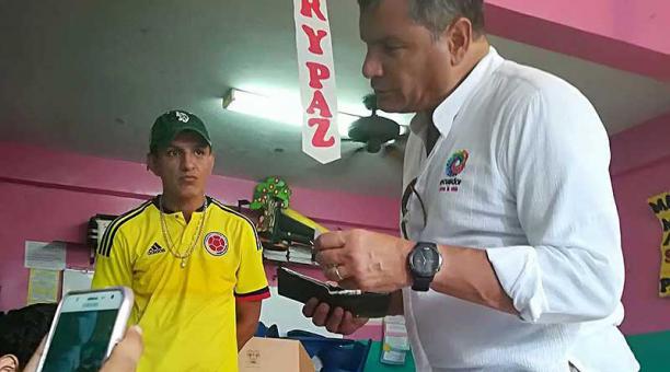 El expresidente Rafael Correa  se presentó en una junta de Guayaquil, ayer, 4 de febrero. Foto: Twitter Sandra Morante