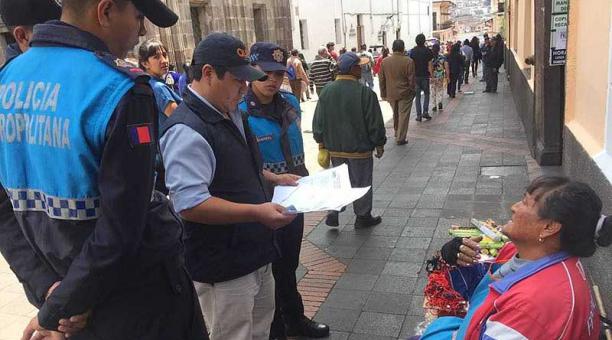 Agentes verifican los permisos de los comerciantes. Foto: Paúl Rivas / ÚN