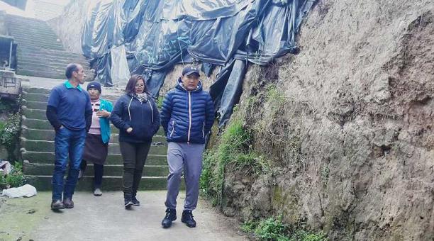 Jorge Muñoz y otros vecinos verifican el deterioro del plástico del muro. Foto: Ivonne Mantilla / ÚN