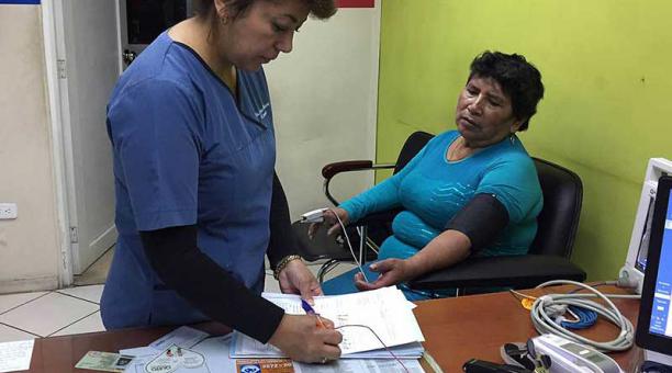 Martha Rivera (d) es comerciante y le entró al programa para bajar de peso y mejorar su salud. Foto: Ana Guerrero / ÚN