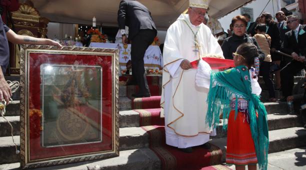 El arzobispo Fausto Gabriel Trávez recibe las ofrendas, al pie del altar