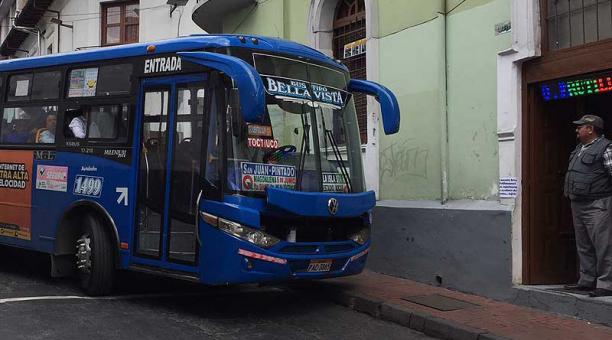 Los buses de cuatro operadoras giran en la esquina de las calles Venezuela y Manabí, una intersección superestrecha. Foto: Betty Beltrán / ÚN
