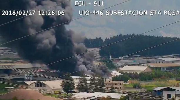 Un incendio estructural afectó a una fábrica ubicada en Guamaní, en el sur de Quito. Foto: Cortesía ECU 911