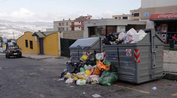 Así lucían ayer (1 de marzo del 2018) por la mañana los contenedores de la calle José Amesaba. Foto: Alfredo Lagla / ÚN