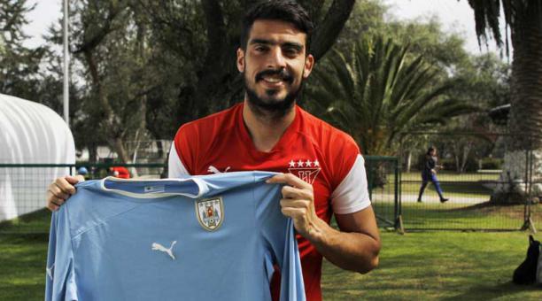 Gastón Rodríguez muestra la camiseta de querida Selección de Uruguay. Sueña con defender la ‘Celeste’ algún día. Foto: David Paredes / ÚN
