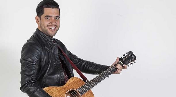 Toño Navarrete presenta una canción a ritmo de pop en la que invita a tomar el riesgo de enamorarse sin prejuicios. Foto: Armando Prado / ÚN