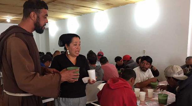 Los hermanos de la fraternidad son apoyados por voluntarios. Foto: Ana Guerrero / ÚN
