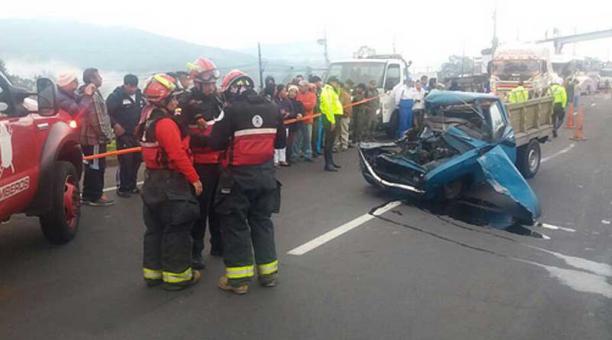 La emergencia fue atendida por 15 efectivos del Cuerpo de Bomberos de Quito. Foto: Twitter Bomberos Quito