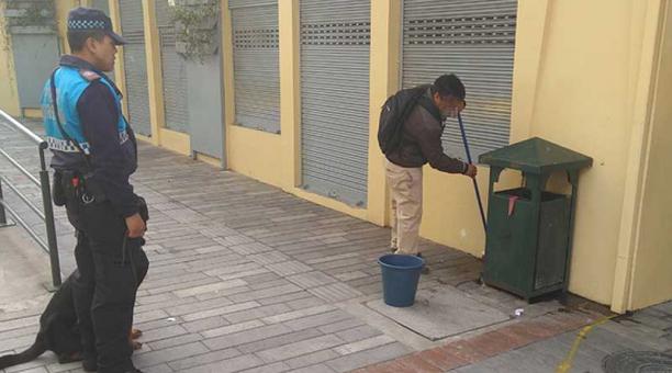 Al hombre que se orinó en la calle le tocó limpiar el lugar. Foto: Twitter Agentes de Control Quito