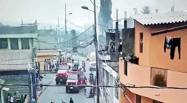 15 efectivos del Cuerpo de Bomberos atienden la emergencia. Foto: Twitter Bomberos Quito