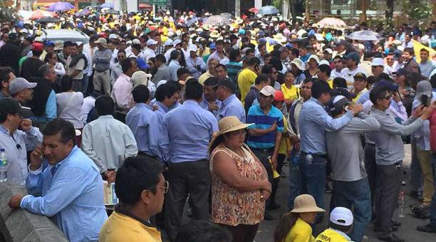 Los taxistas llegaron hasta el Ministerio de Transporte para dialogar con autoridades. Foto: Eduardo Terán / ÚN