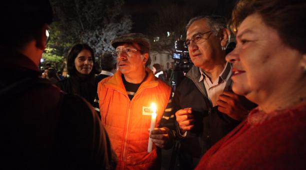 Periodistas y ciudadadnos encendieron velas en la Plaza de la Independencia. Foto: Julio Estrella / ÚN