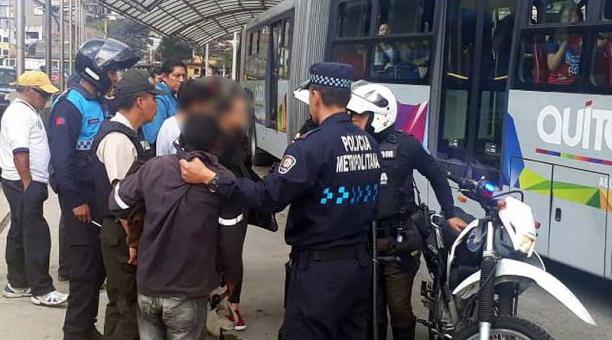 La Policía llevó al sospechoso a la Unidad de Flagrancia. Foto: Twitter Agentes de Control Quito