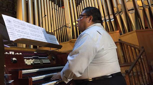 Jean Wilson Morales, músico y sacerdote, toca el órgano tubular. Foto: Betty Beltrán / ÚN