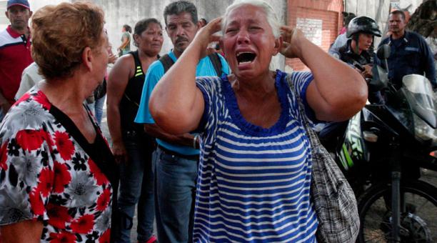 Familiar de un prisionero llora en frente de la estación de policía en Valencia, Venezuela. Foto: AFP