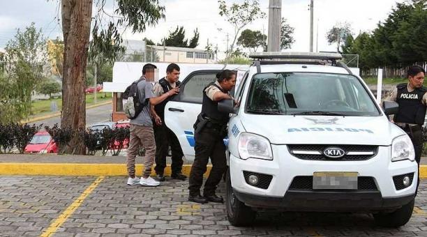 La Policía se llevó a los sospechosos hasta la Unidad de Flagrancia. Foto: Twitter Agentes de Control Quito
