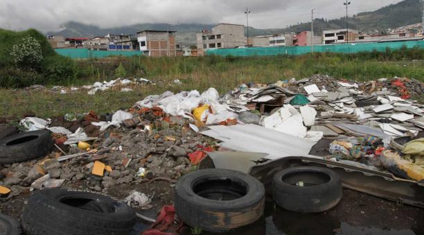 La basura está regada en la calle José Pontón, sector del estadio del Aucas. Foto: Ivonne Guzmán / ÚN