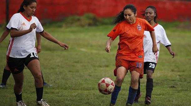 Vanessa Vinos (17), jugadora de Alianza, traslada el esférico ante la marca de Tatiana Moreira (10). Foto: Galo Paguay / ÚN