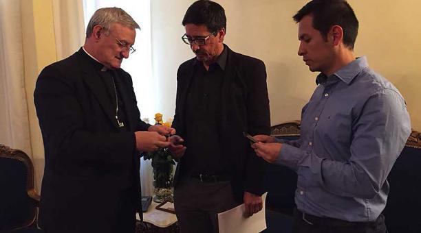 Monseñor Andrés Carrascosa entrega un rosario elaborado con el báculo del Papa a los familiares de los secuestrados.  Foto: Betty Beltrán / ÚN