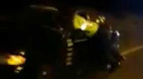 Un conductor ebrio arrastró a una agente en la ruta Portoviejo-Crucita, en Manabí. El incidente fue filmado y se viralizó en redes sociales. Foto: Captura de pantalla