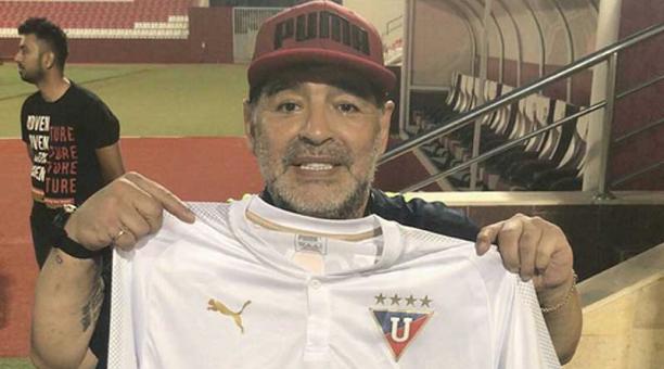 Maradona posó con la camiseta de los albos. Foto: tomada de Twitter