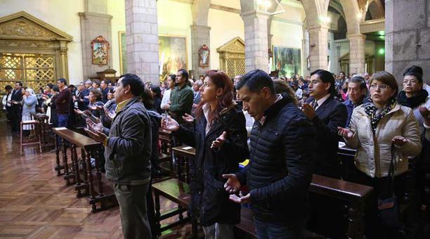 La Catedral de Quito estuvo llena ayer. Cientos de personas se dieron cita en la eucaristía para despedir a las siete personas que fallecieron en la frontera. Foto: Diego Pallero / ÚN