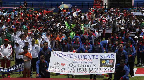 Club Independiente Star, de la liga Magdalena, honra la memoria de Paúl, Javier y Efraín llevando una pancarta. Foto: Galo Paguay / ÚN