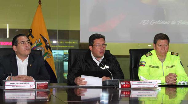 El ministro del Interior, César Navas (centro), informó sobre el secuestro de la pareja la mañana de este 17 de abril del 2018. Foto: Eduardo Terán / ÚN