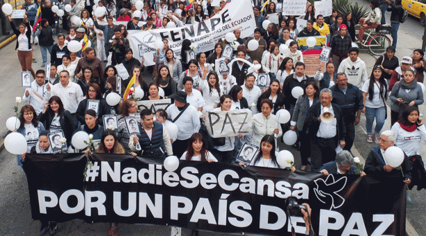 La avenida 10 de Agosto se vistió de blanco. Exigieron paz para el Ecuador. Foto: Vicente Costales / ÚN