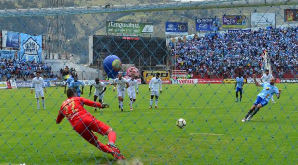 El golero Adrián Gabbarini, de Liga de Quito, atajó el penal al delantero Juan Manuel Tévez, de Macará, en el estadio Bellavista de Ambato. Fue el tercer penal del año. Antes atajó penales ante Emelec y El Nacional. Foto: Ángel Barona de diario el Ambateñ